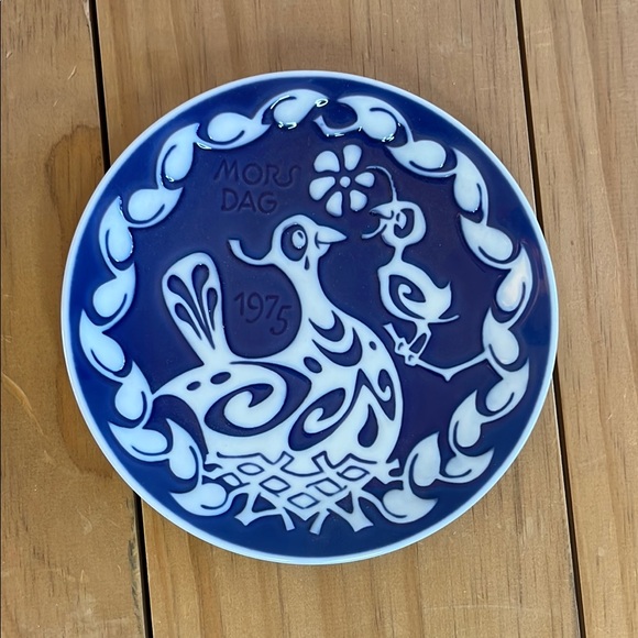 Royal Copenhagen Other - 1975 Royal Copenhagen Mother's Day plate